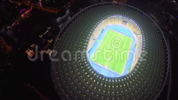 晚上可观看巨大的足球场灯光从上方观看视频的预览图