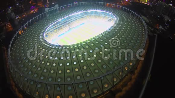 巨大的照明体育场体育赛事从顶部观看空中视频的预览图
