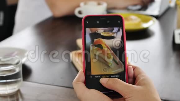 用手机相机制作食物照片视频的预览图