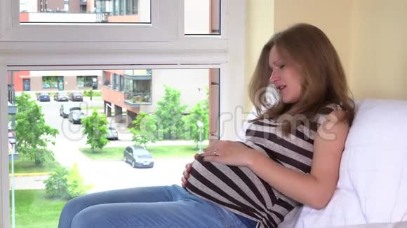 幸福的爱的女人温柔地抚摸着肚子里的胎儿视频的预览图