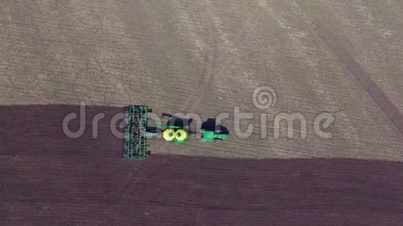 现代拖拉机在农场地面上工作俯视视频的预览图