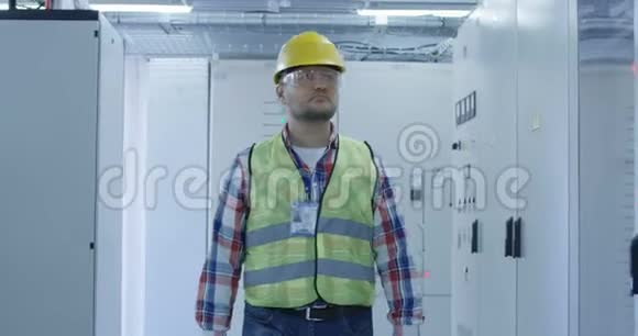 电工穿反光背心视频的预览图