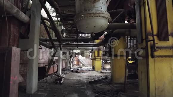 废弃工业工厂大型工业厂房或仓库建筑的废墟视频的预览图