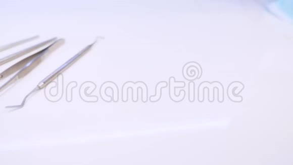 一张白色桌子上放着一些牙医工具的照片镜头从右向左移动视频的预览图