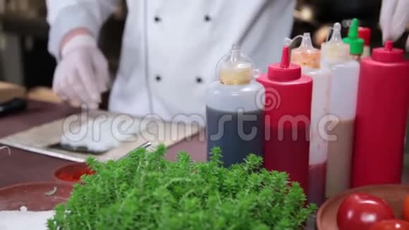 厨师用红鱼子酱制作日本寿司卷视频的预览图