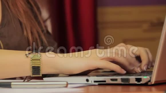 现代女商人在笔记本电脑上打字创业公司视频的预览图