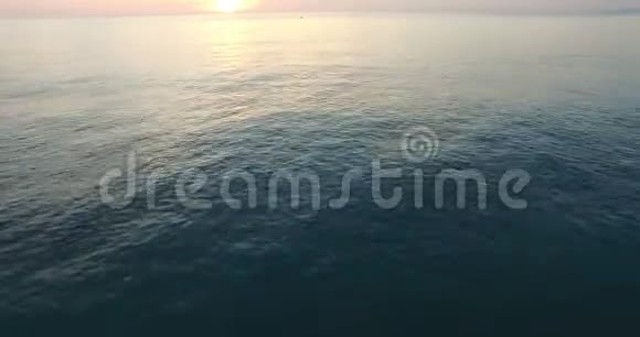 在夕阳和两艘船上飞过大海视频的预览图