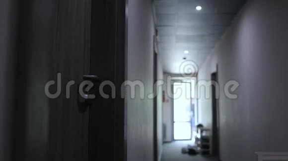 一个小偷溜进走廊打破了公寓的门视频的预览图