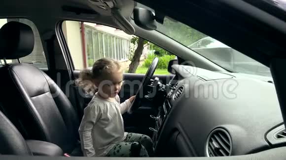 可爱的小司机女孩探索汽车沙龙可爱的儿童汽车游戏视频的预览图