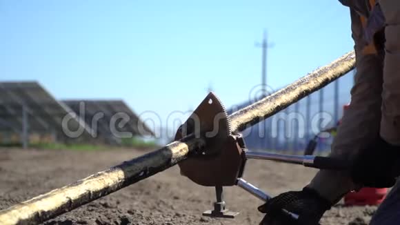 建筑工人用钳子切断电缆背景是一个装有丙烷的汽缸视频的预览图