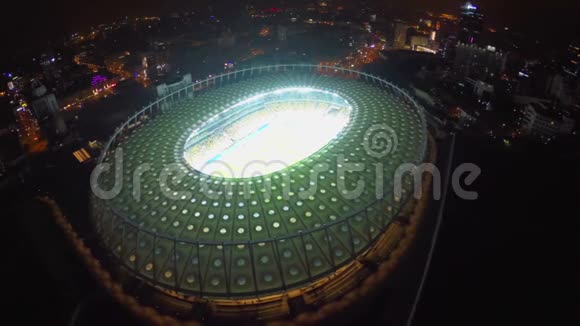 夜间飞越足球场城市灯光全景视频的预览图