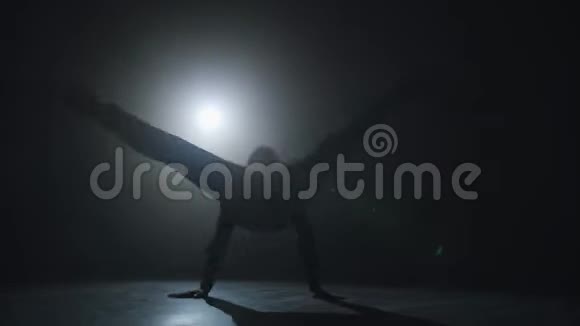 杂技舞蹈编舞表演自由跑手跑酷回飞慢动作视频的预览图