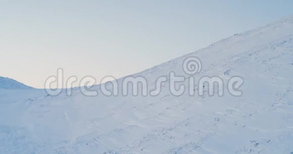 北极冻土带的空中镜头令人惊叹的北极冻土带广阔荒凉的空中镜头陡峭的山脉视频的预览图
