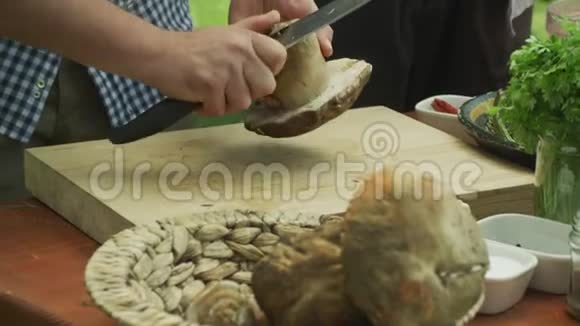 切普蘑菇烹饪视频的预览图
