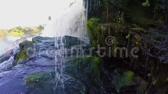 水流撞击岩石瀑布缓慢移动视频的预览图