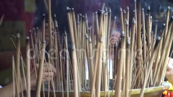 中国新年燃烧蜡烛视频的预览图