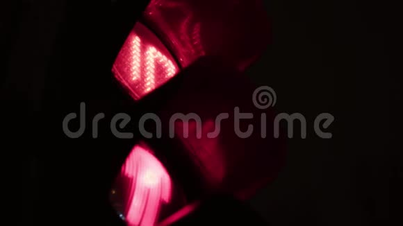 晚上路上的红绿灯特写镜头基辅乌克兰视频的预览图