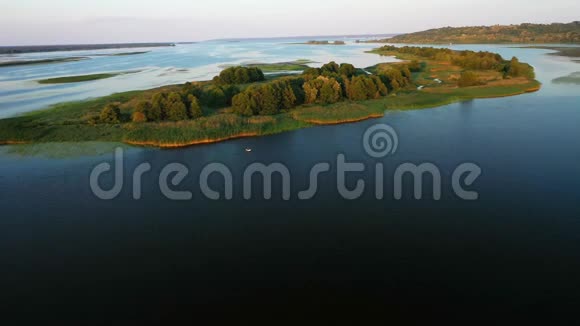 从岛上经过的河流上空飞过摄像机视频的预览图