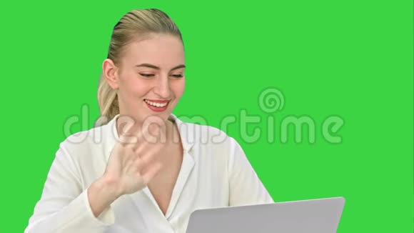 年轻的女商人与合伙人在线交谈使用笔记本电脑上的绿色屏幕铬键视频的预览图
