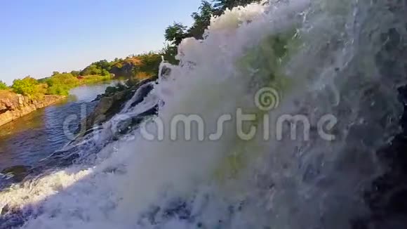 特写镜头瀑布落入河中美丽的自然日落视频的预览图
