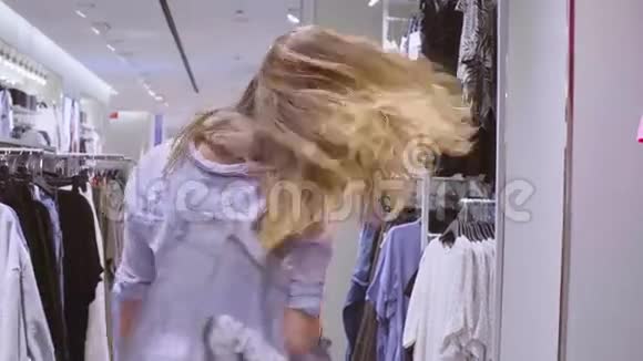 年轻女子走出服装店视频的预览图