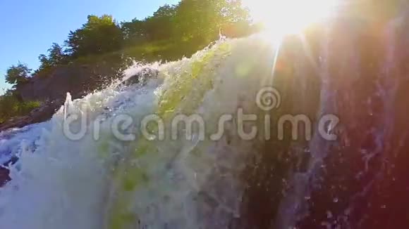 美丽的瀑布景观阳光狂野的自然缓慢的运动视频的预览图