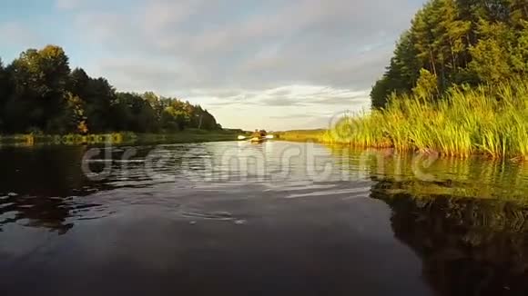 日落时游客在河上划船景色优美动作缓慢视频的预览图