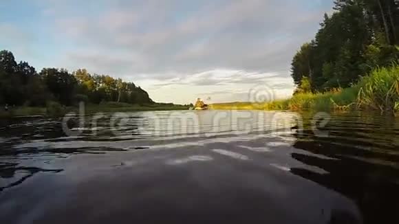 高速皮划艇雄伟的河流景观日落视频的预览图