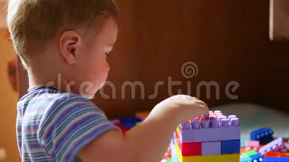 幼儿在构造函数中玩儿童设计师游戏彩色立方体视频的预览图