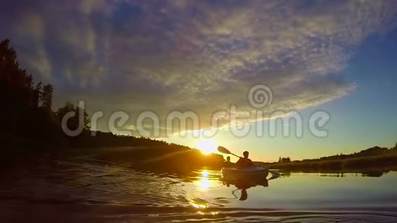 日落时游客划船的剪影雄伟壮观的景观视频的预览图