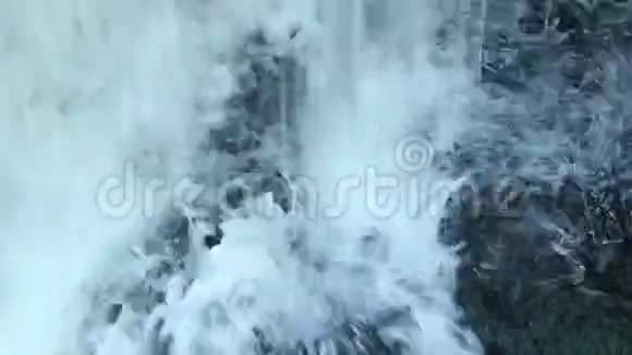 大量水流溅到岩石上变成泡沫视频的预览图