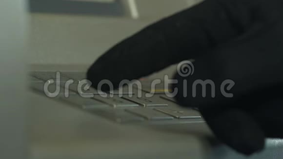 抢劫犯戴着手套在自动取款机上插入密码从银行账户上偷钱视频的预览图