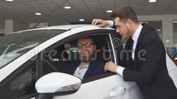 销售经理向顾客咨询有关汽车的问题视频的预览图
