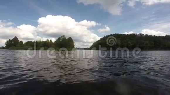 美丽的河流景观绿色的自然云划船视频的预览图