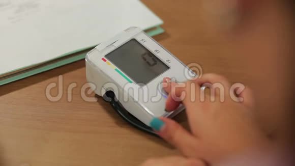 测量血压的光度计视频的预览图