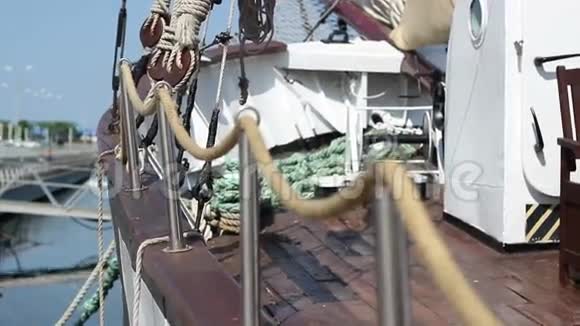 游艇上的绳索栏杆视频的预览图