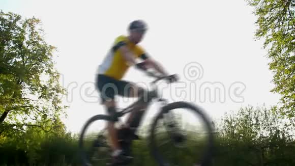 专业骑自行车的人在公园里骑自行车马拉松前训练视频的预览图