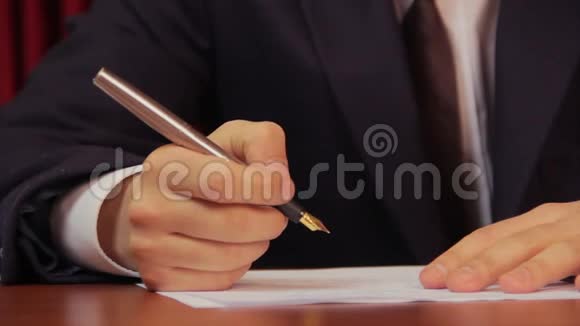 男老板把签名写在文件上签协议视频的预览图