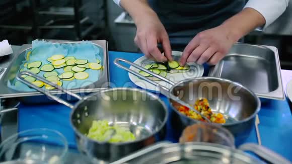 厨师把南瓜放在鱼片上视频的预览图