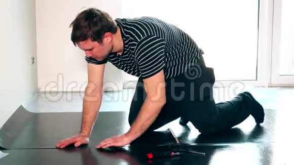 小心的男工为地板铺设地板视频的预览图