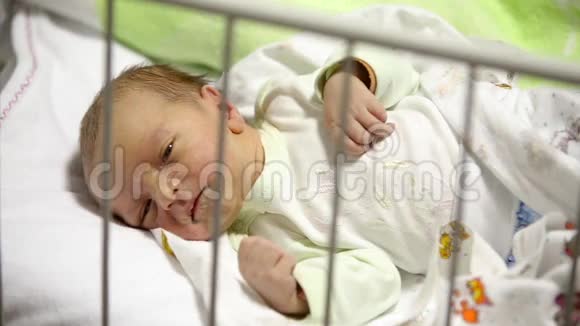 丑陋的新生婴儿躺着在竞技场在医院视频的预览图