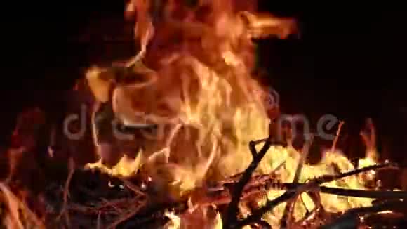 壁炉里有火明亮的黄色和红色火焰视频的预览图
