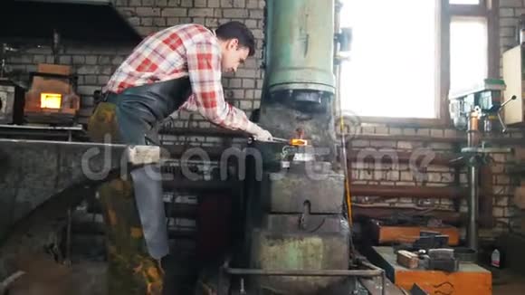 铁匠在铁砧附近工作红热钢手工视频的预览图