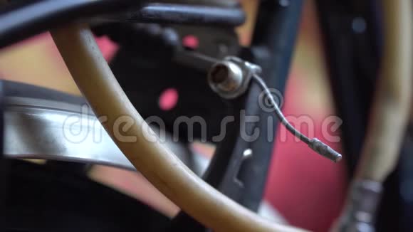 自行车轮与辐条旋转移动打破行动视频的预览图