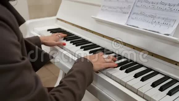 年轻女士弹钢琴视频的预览图