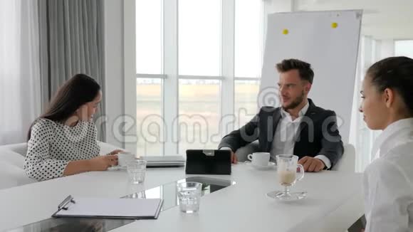 董事和女员工休息办公室休息商务人员在餐桌上喝咖啡创意团队视频的预览图