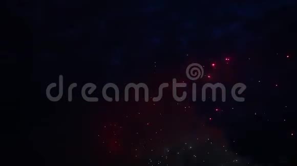 新年夜空中的烟火视频的预览图