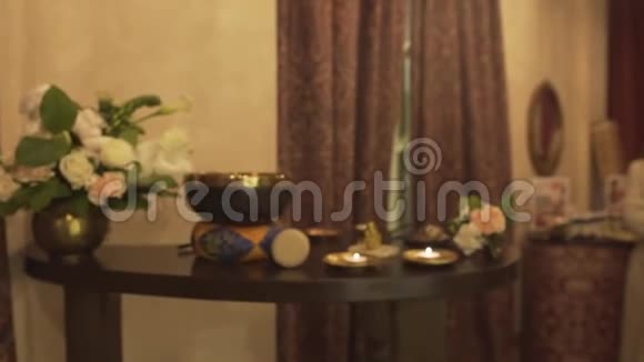 美丽的哈塔瑜伽冥想佛教阿育吠陀物品香烛青铜藏传唱碗桌上视频的预览图