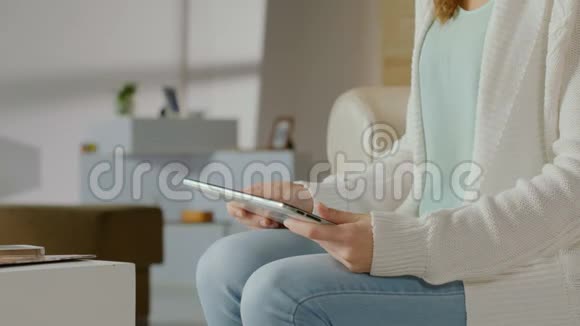 女孩在平板电脑上在社交网络上交流聊天视频的预览图
