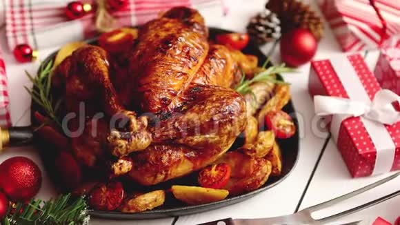 烤全鸡或火鸡配有圣诞装饰视频的预览图